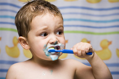 Hãy rèn luyện thói quen đánh răng cho trẻ đúng thời điểm