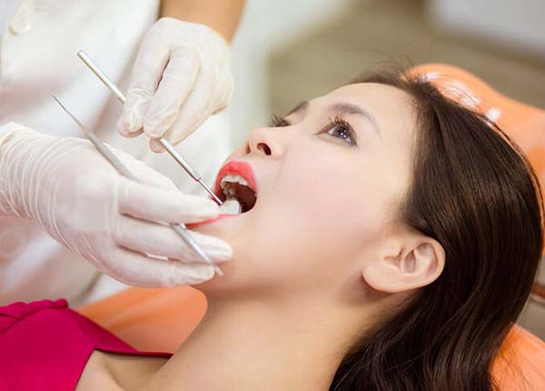 Giai đoạn niềng răng đầu tiên là thăm khám tổng quát sức khỏe răng miệng