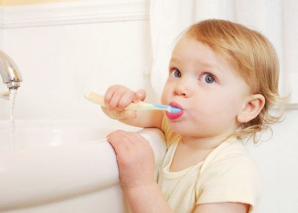 Khi trẻ nuốt phải kem đánh răng thì có sao không?