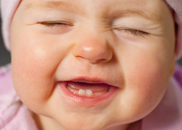 Mọc răng khiến trẻ khó chịu, không ngủ được nên quấy khóc