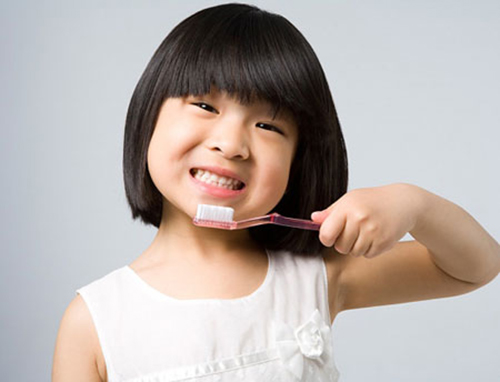 Hãy rèn luyện thói quen đánh răng cho trẻ đúng thời điểm
