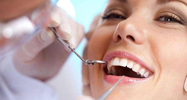 Khám răng định kỳ nhằm phát hiện những vấn đề gây tổn hại đến răng sứ