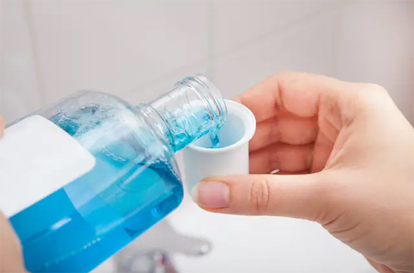 Sử dụng nước súc miệng, nước muối chuyên dụng trong điều trị nhiệt miệng