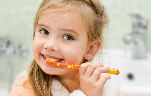 Trẻ tập đánh răng đúng cách
