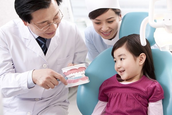 Thực hiện kiểm tra răng định kỳ cho trẻ