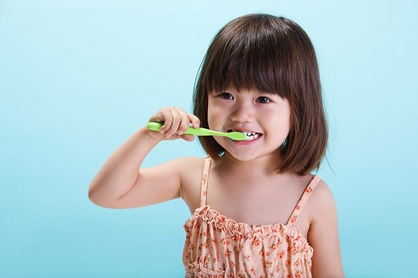 Cha mẹ nên tập cho trẻ thói quen đánh răng sáng - tối