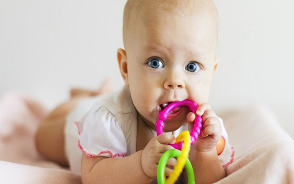 Cung cấp đồ chơi nhai an toàn cho trẻ giúp trẻ đỡ ngứa và đau khi răng mọc