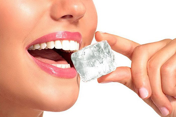Đặt một viên đá lạnh hoặc thoa sữa chua lên vùng nhiệt miệng để giảm đau và làm dịu.