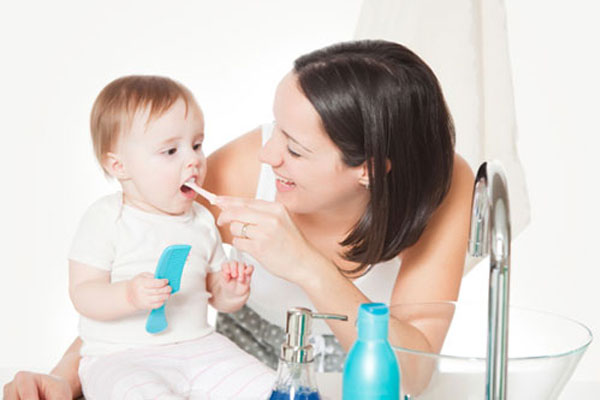 KTV Nha khoa hướng dẫn vệ sinh răng miệng cho trẻ mới mọc răng