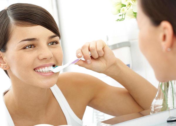 Đánh răng trước hay sau khi ăn sáng là tùy vào thói quen của mỗi người