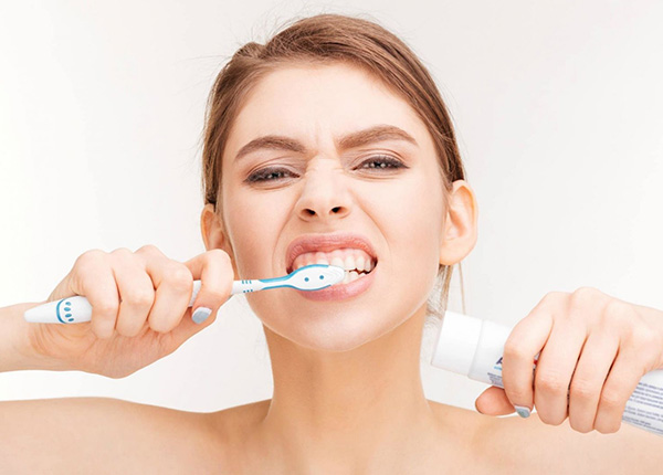 Đánh răng với lực mạnh sẽ làm các răng bị yếu đi nhanh chóng