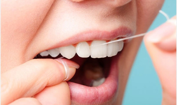 Sử dụng chỉ nha khoa hoặc dây floss hàng ngày để làm sạch các khoảng cách giữa răng